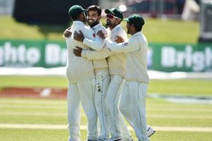Ireland dig in after Pakistan bowlers put them on the ropes
