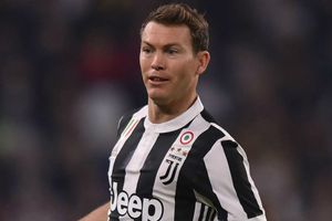 Arsenal set to make Stephan Lichtsteiner first signing of Unai Emery era