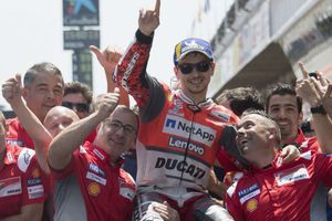 Two in a row for dominant Jorge Lorenzo in Barcelona