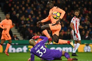 Manchester United in talks to sign Stoke City goalkeeper Lee Grant