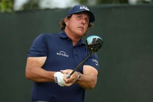 Mickelson 'didn't mean to disrespect anybody' by putting moving ball