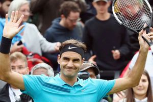 Federer wins Stuttgart Open on his return