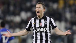 Swiss international Lichtsteiner denies Arsenal deal is already done