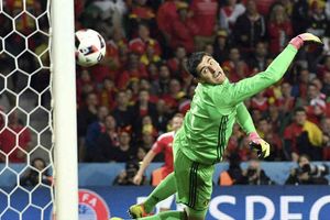 Madrid dream of Courtois could turn reality as Chelsea enter Alisson race