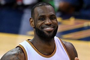 WATCH: LeBron receives standing ovation at Lakers' summer league game