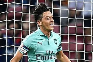 Emery hints at multiple Arsenal captains after Ozil wears armband in PSG rout