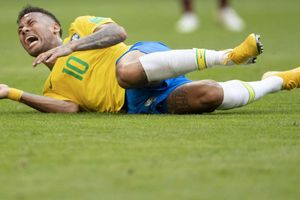 Neymar can go 'too far' with exaggeration, says Baptista
