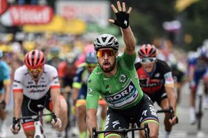 Sagan wins 13th stage as Thomas holds on to Tour lead