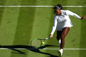 Shrieking Serena powers into round two