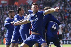 Chelsea captain Cahill wanted by London rivals
