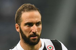 Higuain arrives in Milan ahead of expected Rossoneri loan