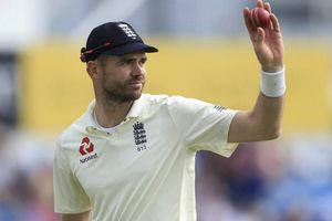 James Anderson escapes injury after golf ball hits his face! Watch the video