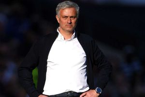 Mourinho lauds United fans but refuses to back squad