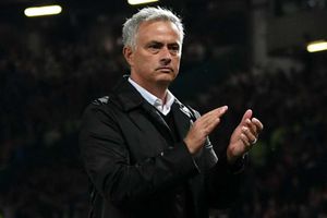 Robson lends support to under-fire United boss Mourinho