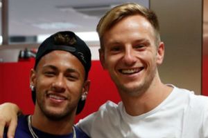 Neymar visits former Barcelona team-mates
