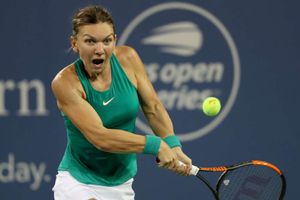 Clinical Halep quickly completes comeback after lengthy rain delay