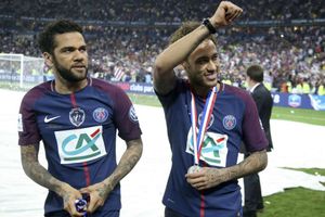 Alves backs Neymar to mature after World Cup criticism