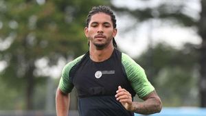 Manchester City's Douglas Luiz heads back to Girona