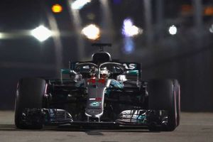 Hamilton smashes lap record to claim Singapore pole