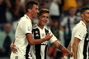 Juventus 3 Napoli 1: Mandzukic double deals Serie A title rivals a blow