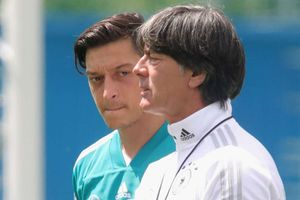 Arsenal boss Emery denies blocking Low-Ozil meeting