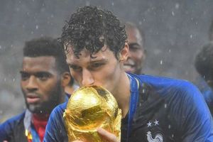 Barcelona enter race to sign Pavard
