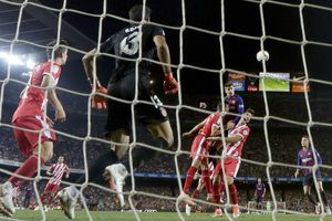 Pique saves 10-man Barcelona the blushes