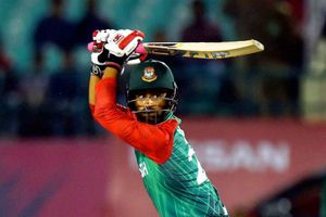 Broken wrist, brave heart - Tamim Iqbal applauded for batting with one hand