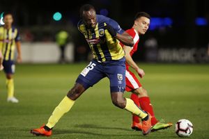 Bolt takes break from Australia football training