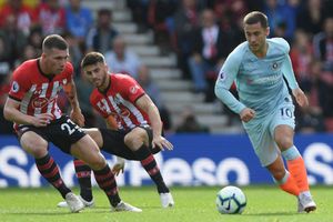 Barkley hopes 'inspirational' Hazard will extend Chelsea stay