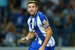 Arsenal look to sign Porto midfield ace Herrera for free