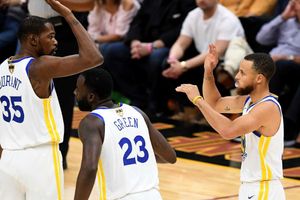 Warriors love being the team to beat - Curry