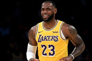 Lakers' LeBron gets resounding ovation in Staples Center bow