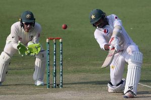 Fakhar and Sarfraz lead Pakistan recovery after Lyon blitz