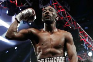 Crawford knocks out Benavidez to retain title
