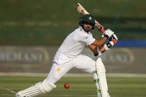 Azhar and Sohail grind it out after early De Grandhomme strikes
