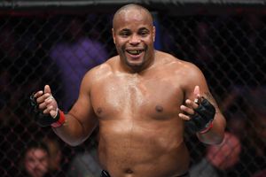 UFC 230 results: Cormier chokes Lewis to retain heavyweight title