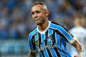 Everton Soares hands Manchester United transfer boost as £30m-rated star responds to link