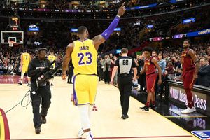 LeBron helps Lakers past Cavs in Cleveland return
