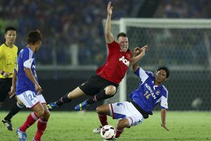 Manchester United ready to listen to offers for Phil Jones in January
