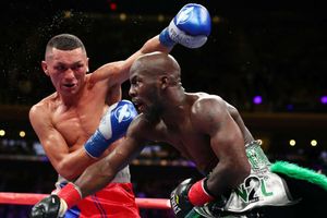 Farmer retains title prior to Canelo-Fielding bout