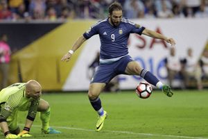 AC Milan unlikely to consider the purchase option for Gonzalo Higuain, Chelsea again in the hunt