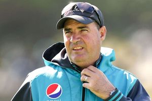 Pakistan coach Arthur reprimanded for dissent over Elgar decision