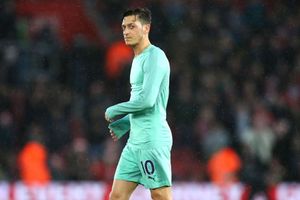 Ozil important for Arsenal despite north London derby omission, claims Emery