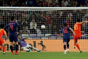 AFC Asian Cup: Thailand 1 China 2: Gao Lin keeps dream alive for Lippi