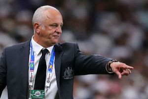Australia coach Arnold denies Hibernian interest