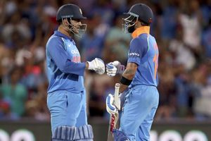 Dhoni knows how to play according to situation: Gillespie