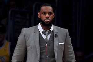 Lakers will assess LeBron James on day of Clippers game - Walton