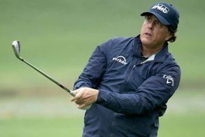 Mickelson leads Desert Classic, ties career-low with 12-under 60