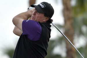 Mickelson maintains Desert Classic lead